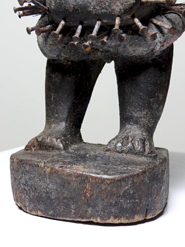 Fétiche à clous Nkisi Nkonde, peuple Kongo, Congo, milieu XXᵉ siècle