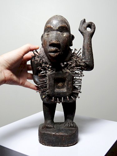 Fétiche à clous Nkisi Nkonde, peuple Kongo, Congo, milieu XXᵉ siècle