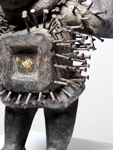 Fétiche à clous Nkisi Nkonde, peuple Kongo, Congo, milieu XXᵉ siècle