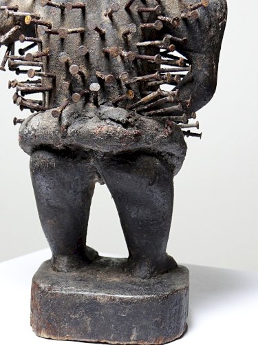 Fétiche à clous Nkisi Nkonde, peuple Kongo, Congo, milieu XXᵉ siècle