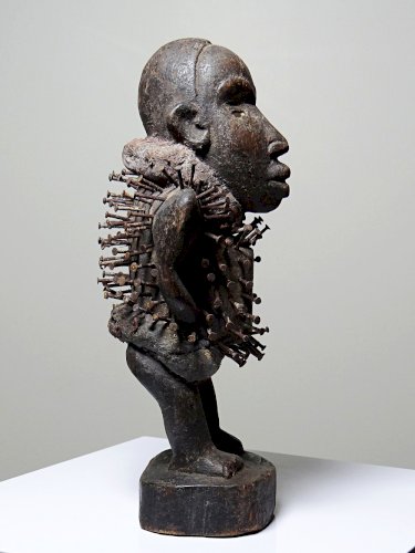 Fétiche à clous Nkisi Nkonde, peuple Kongo, Congo, milieu XXᵉ siècle