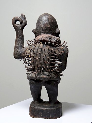 Fétiche à clous Nkisi Nkonde, peuple Kongo, Congo, milieu XXᵉ siècle