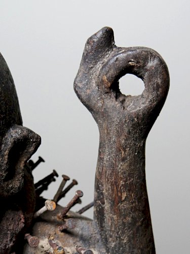 Fétiche à clous Nkisi Nkonde, peuple Kongo, Congo, milieu XXᵉ siècle