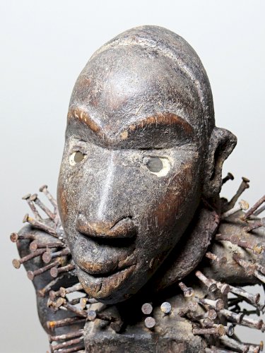 Fétiche à clous Nkisi Nkonde, peuple Kongo, Congo, milieu XXᵉ siècle