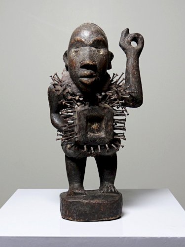 Fétiche à clous Nkisi Nkonde, peuple Kongo, Congo, milieu XXᵉ siècle