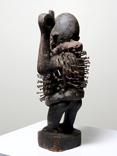 Fétiche à clous Nkisi Nkonde, peuple Kongo, Congo, milieu XXᵉ siècle
