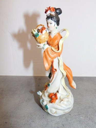 FIGURINE ASIATIQUE EN PORCELAINE ANCIENNE REF JAC