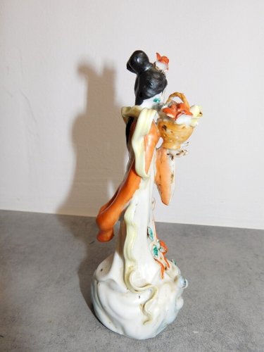 FIGURINE ASIATIQUE EN PORCELAINE ANCIENNE REF JAC