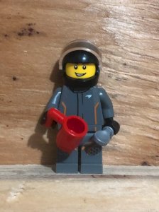 Figurine Champion Mc Laren boit son café et accessoires Lego