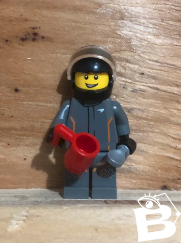 Figurine Champion Mc Laren boit son café et accessoires Lego