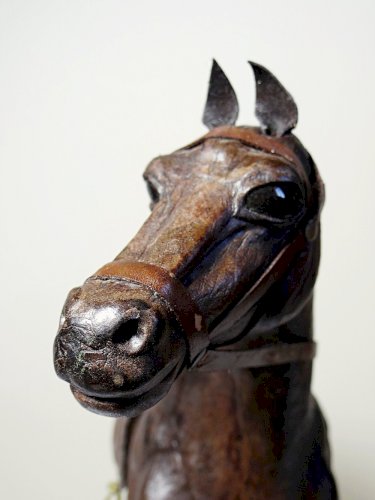 Figurine de cheval en papier maché et cuir marron vintage années 60-70