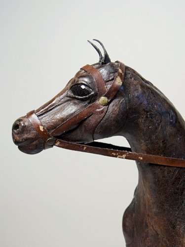 Figurine de cheval en papier maché et cuir marron vintage années 60-70