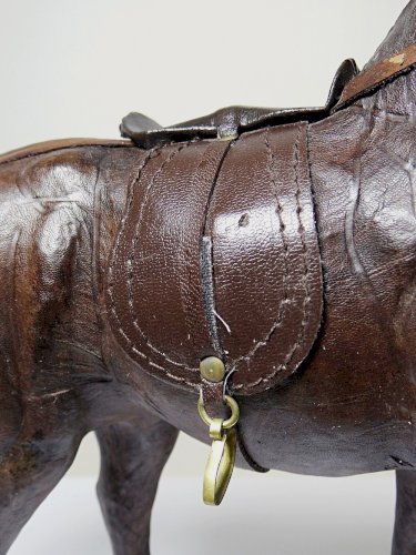 Figurine de cheval en papier maché et cuir marron vintage années 60-70