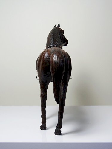 Figurine de cheval en papier maché et cuir marron vintage années 60-70
