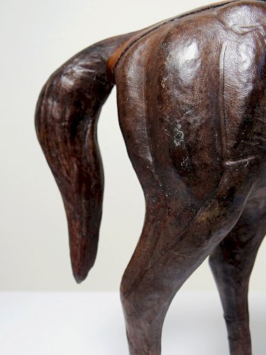 Figurine de cheval en papier maché et cuir marron vintage années 60-70