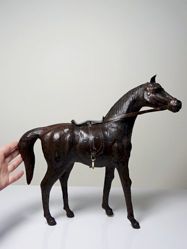 Figurine de cheval en papier maché et cuir marron vintage années 60-70