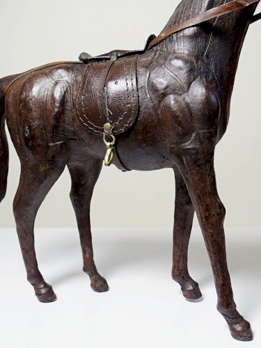 Figurine de cheval en papier maché et cuir marron vintage années 60-70