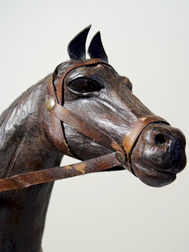 Figurine de cheval en papier maché et cuir marron vintage années 60-70