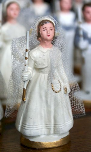 figurine de communion en platre et papier maché