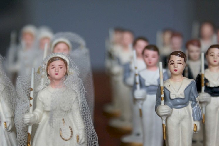 figurine de communion en platre et papier maché