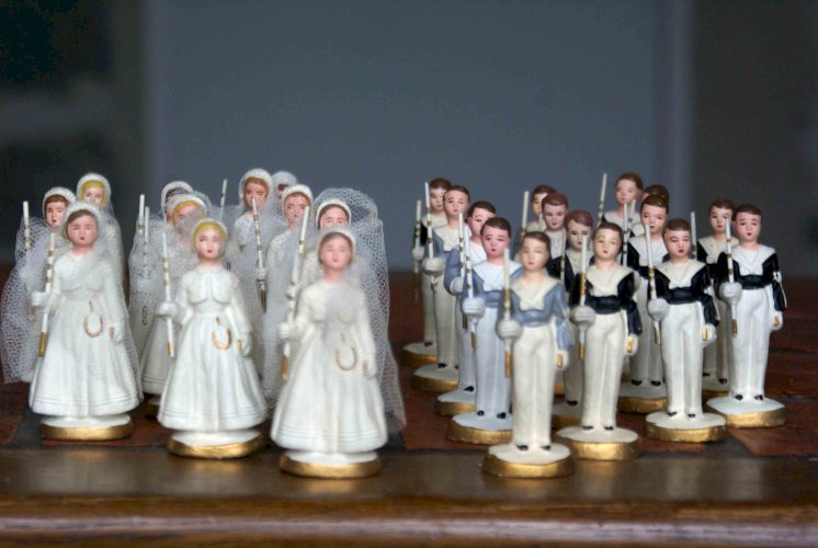 figurine de communion en platre et papier maché
