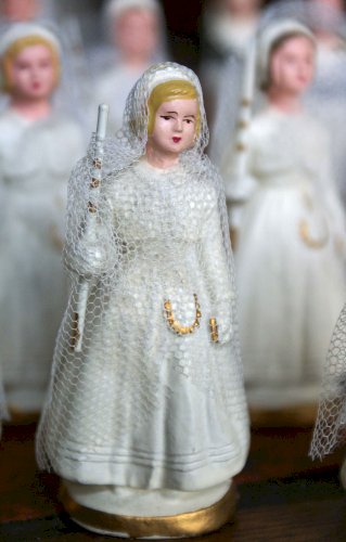 figurine de communion en platre et papier maché