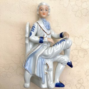 Gentleman figurine in fine porcelain