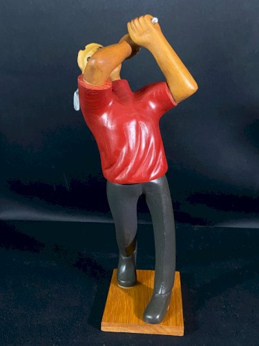 Figurine en bois polychrome au golfeur marqué Romer