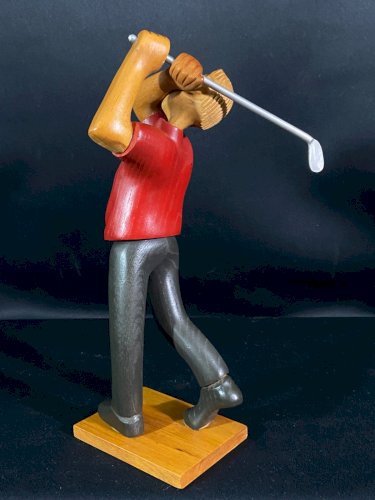 Figurine en bois polychrome au golfeur marqué Romer