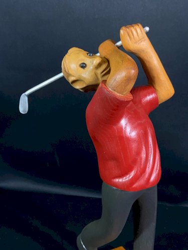 Figurine en bois polychrome au golfeur marqué Romer