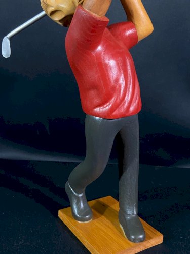 Figurine en bois polychrome au golfeur marqué Romer