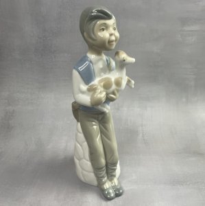 Figurine en porcelaine espagnole TENGRA garçon à l'agneau