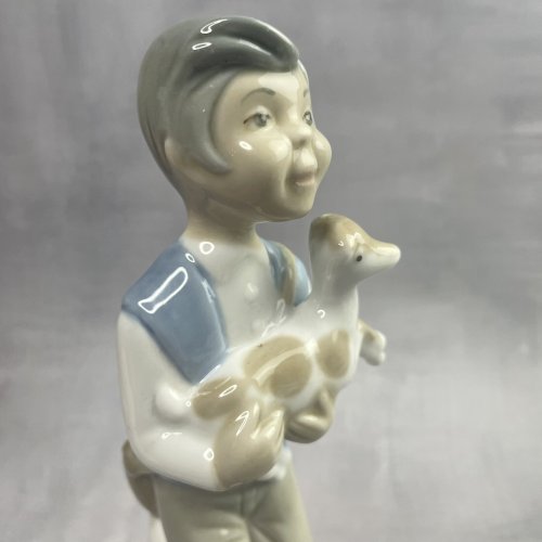 Figurine en porcelaine espagnole TENGRA garçon à l'agneau