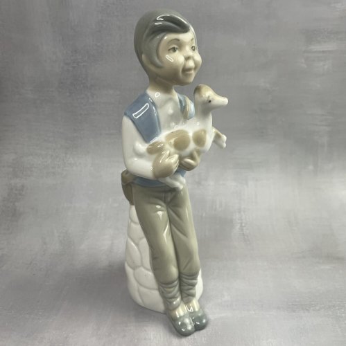 Figurine en porcelaine espagnole TENGRA garçon à l'agneau