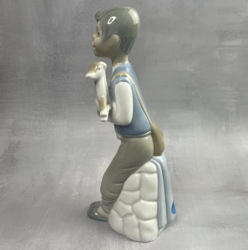 Figurine en porcelaine espagnole TENGRA garçon à l'agneau