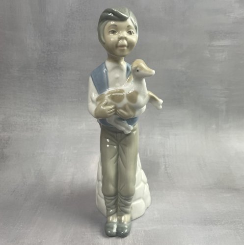 Figurine en porcelaine espagnole TENGRA garçon à l'agneau