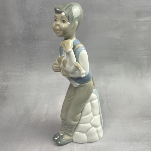 Figurine en porcelaine espagnole TENGRA garçon à l'agneau