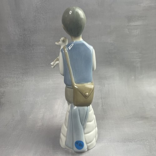 Figurine en porcelaine espagnole TENGRA garçon à l'agneau