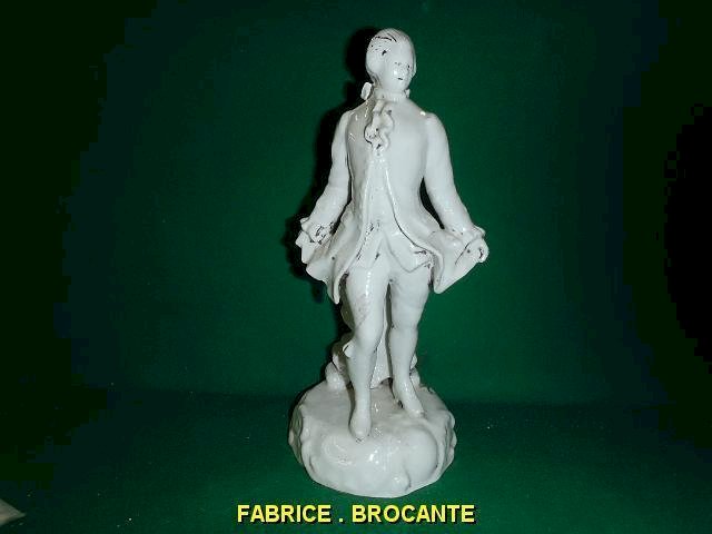 FIGURINE EN PORCELAINE