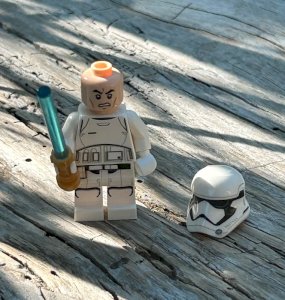 Lego Star Wars figurine and accessory