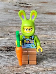 Lego figurine and accessory