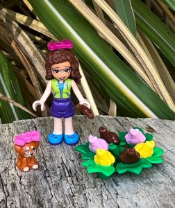 Lego Friends frog-raising figurine