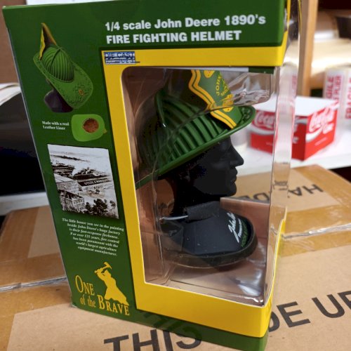 Figurine métal pompier JOHN DEERE 1890'S fire fighting helmet
