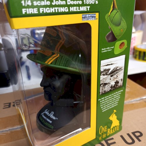 Figurine métal pompier JOHN DEERE 1890'S fire fighting helmet