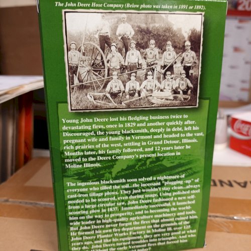 Figurine métal pompier JOHN DEERE 1890'S fire fighting helmet