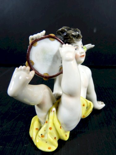 Figurine Porcelaine Allemande AMOUR CHANTEUR Signée Volkstedt Karl Ens cca 1898