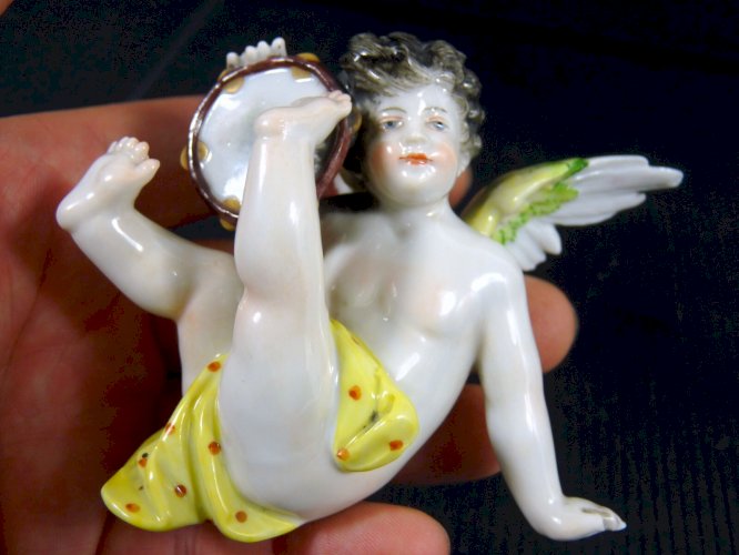 Figurine Porcelaine Allemande AMOUR CHANTEUR Signée Volkstedt Karl Ens cca 1898