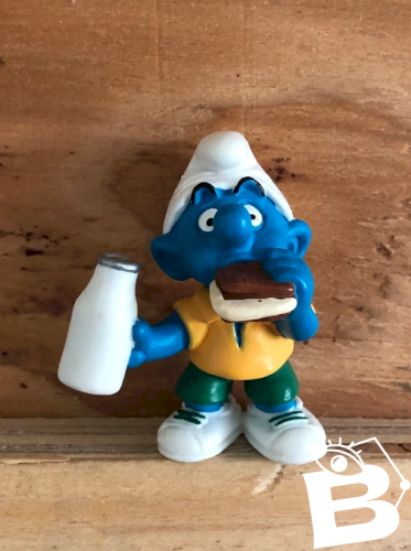 Figurine Schtroumpfs prend son goûter