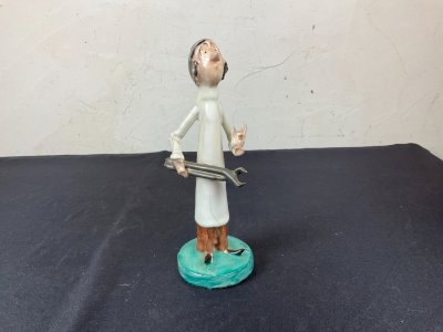 figurine statue de dentiste l arracheur de dent en porcelaine