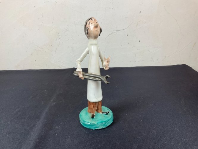 figurine statue de dentiste l arracheur de dent en porcelaine
